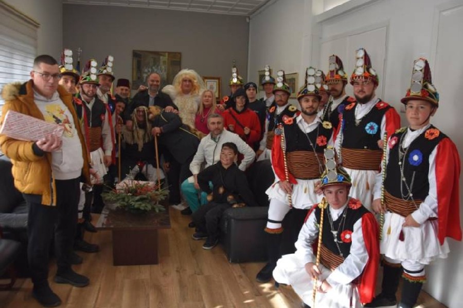 Οι Μωμόγεροι της Ευξείνου Λέσχης Ποντίων Νάουσας στο Δημαρχείο