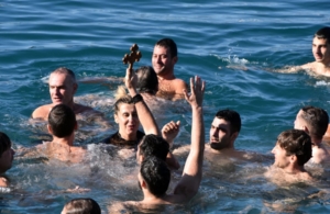 Θεοφάνια: Από τους «Αράπηδες» στα «Φωτοκόλυβα» – Αυτά είναι τα έθιμα σε όλη την Ελλάδα