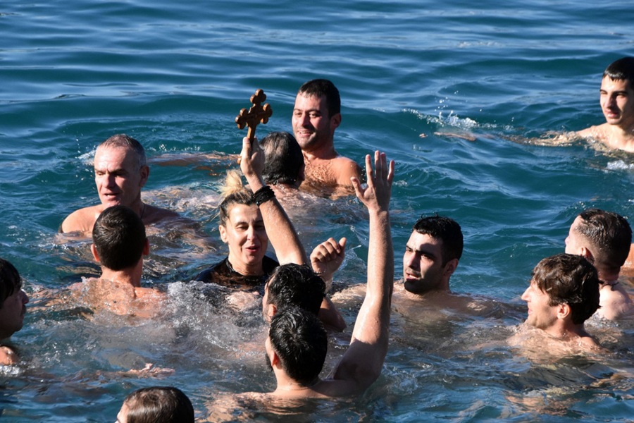 Θεοφάνια: Από τους «Αράπηδες» στα «Φωτοκόλυβα» – Αυτά είναι τα έθιμα σε όλη την Ελλάδα