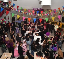 «Ο Φάρος» Αγ. Βαρβάρας γέμισε χρώμα, μουσική και χαμόγελα στην Αποκριάτικη γιορτή του