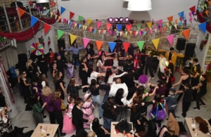 «Ο Φάρος» Αγ. Βαρβάρας γέμισε χρώμα, μουσική και χαμόγελα στην Αποκριάτικη γιορτή του