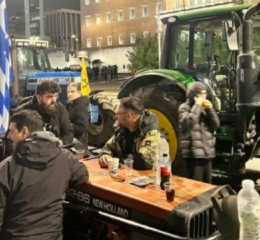 Αγρότες στο Σύνταγμα: Αντίστροφη μέτρηση για την αποχώρηση των τρακτέρ μετά το δυναμικό συλλαλητήριο