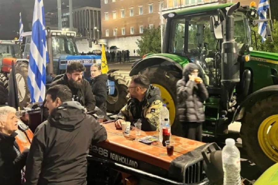 Αγρότες στο Σύνταγμα: Αντίστροφη μέτρηση για την αποχώρηση των τρακτέρ μετά το δυναμικό συλλαλητήριο