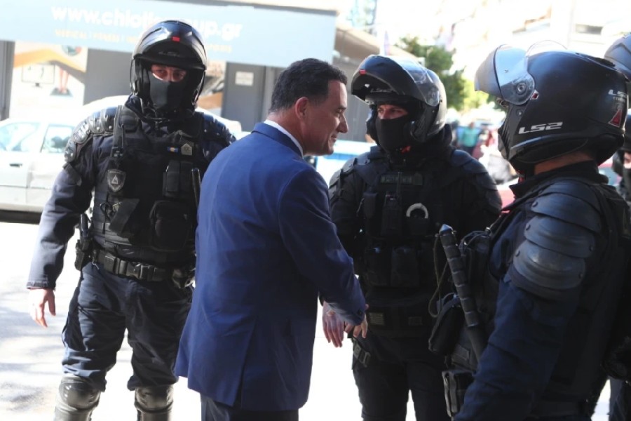 Επεισόδια μεταξύ νοσηλευτών και αστυνομικών στο νοσοκομείο Νίκαιας κατά την επίσκεψη Γεωργιάδη