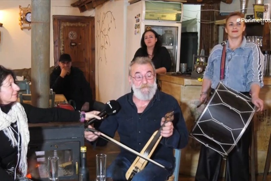 Σταυρούπολη Ξάνθης: Συνεχίζει την ποντιακή παράδοση παίζοντας λύρα και γράφοντας τραγούδια