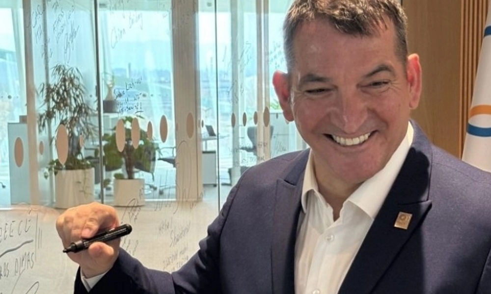 Πύρρος Δήμας: Υπέγραψε στον Τοίχο των Ολυμπιονικών στην έδρα της ΔΟΕ