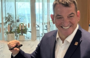 Πύρρος Δήμας: Υπέγραψε στον Τοίχο των Ολυμπιονικών στην έδρα της ΔΟΕ