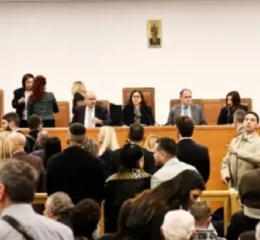 Δίκη για τα Τέμπη: Έκκληση της κυβέρνησης για σεβασμό, νηφαλιότητα και απόδοση δικαιοσύνης