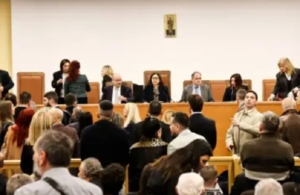 Δίκη για τα Τέμπη: Έκκληση της κυβέρνησης για σεβασμό, νηφαλιότητα και απόδοση δικαιοσύνης