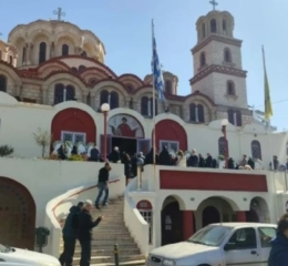 Θεσσαλονίκη: «Τη μία μέρα τον είχα, την επόμενη τον έχασα»- Ράγισαν καρδιές στην κηδεία του 25χρονου