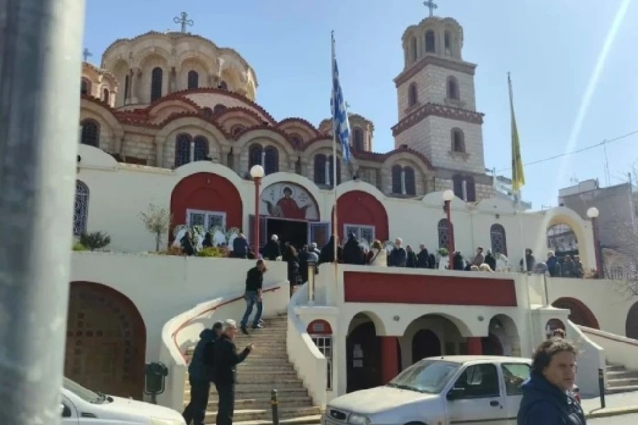 Θεσσαλονίκη: «Τη μία μέρα τον είχα, την επόμενη τον έχασα»- Ράγισαν καρδιές στην κηδεία του 25χρονου