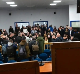 Τέμπη: Νέος γύρος πολιτικής σύγκρουσης για την αίθουσα της δίκης, η αντιπολίτευση μιλά για εικόνα που εκθέτει το υπουργείο Δικαιοσύνης