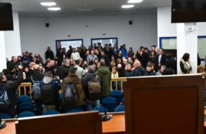 Τέμπη: Νέος γύρος πολιτικής σύγκρουσης για την αίθουσα της δίκης, η αντιπολίτευση μιλά για εικόνα που εκθέτει το υπουργείο Δικαιοσύνης