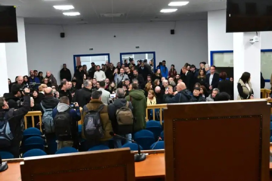 Τέμπη: Νέος γύρος πολιτικής σύγκρουσης για την αίθουσα της δίκης, η αντιπολίτευση μιλά για εικόνα που εκθέτει το υπουργείο Δικαιοσύνης