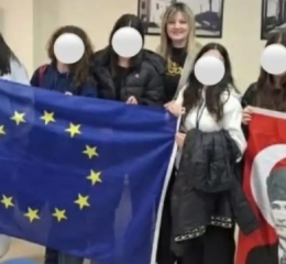 Ελασσόνα: Αντιδήμαρχος φωτογραφήθηκε με τη σημαία του Κεμάλ Ατατούρκ στο Δημαρχείο