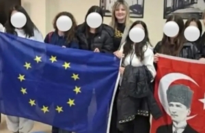 Ελασσόνα: Αντιδήμαρχος φωτογραφήθηκε με τη σημαία του Κεμάλ Ατατούρκ στο Δημαρχείο