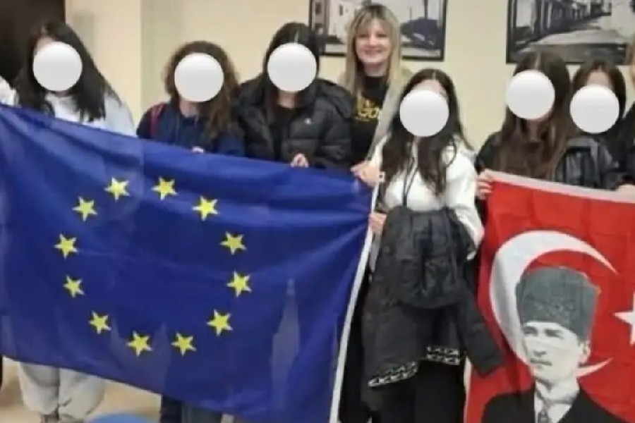 Ελασσόνα: Αντιδήμαρχος φωτογραφήθηκε με τη σημαία του Κεμάλ Ατατούρκ στο Δημαρχείο