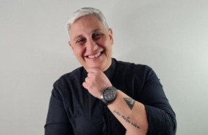 Στέλλα Παπουλίδου: Η φιλόλογος που «γεφυρώνει» την ποντιακή μουσική με τη νοηματική γλώσσα