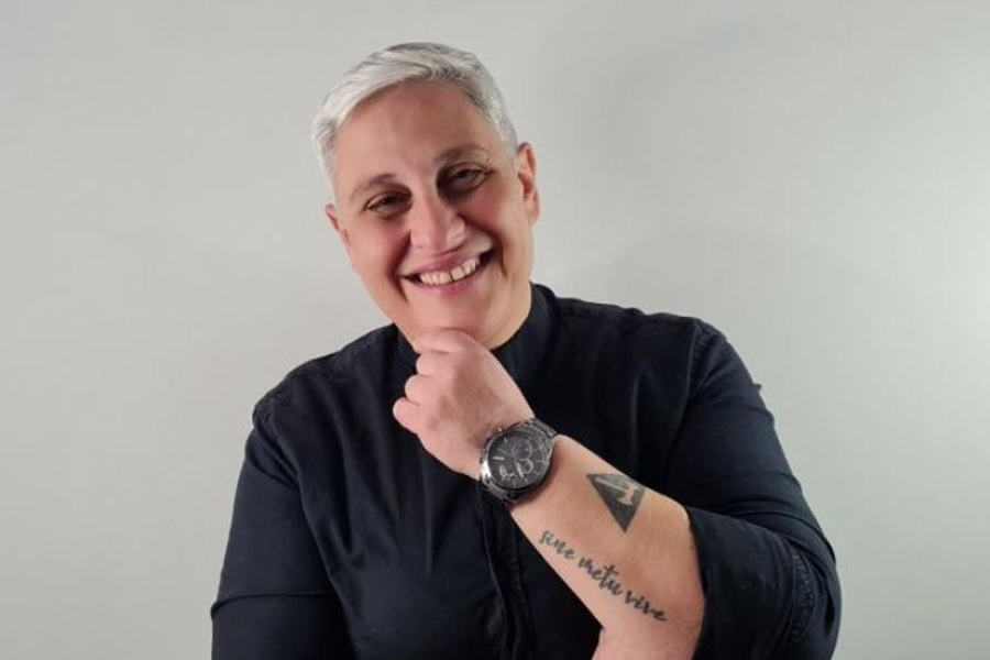 Στέλλα Παπουλίδου: Η φιλόλογος που «γεφυρώνει» την ποντιακή μουσική με τη νοηματική γλώσσα