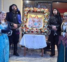 Στον εορτασμό της Ζωοδόχου Πηγής συμμετείχε η Ένωση Ποντίων Μάνδρας    Με ιδιαίτερη χαρά και συγκίνηση, η Ένωση Ποντίων  Φίλων Μάνδρας «Οι Διόσκουροι», συμμετείχε στον εορτασμό της Ζωοδόχου Πηγής στη Νέα Ζωή Μάνδρας.  Μέλη του Συλλόγου, ντυμένα με τις παραδοσιακές φορεσιές του Πόντου, συνόδευσαν την ιερή  εικόνα της Ζωοδόχου Πηγής, με τιμή και υπερηφάνεια.  «Θα θέλαμε να εκφράσουμε τις θερμές μας ευχαριστίες προς τον Ιερό Ναό Ζωοδόχου Πηγής και τον πατέρα Φιλάρετο για την πρόσκληση και την τιμή να συνοδεύσουμε την Ιερά Εικόνα, καθώς και για το ενθύμιο, την εικόνα της Ζωοδόχου Πηγής, που μας δώρισε.  Επίσης, ευχαριστούμε θερμά τον Πρόεδρο του Συλλόγου Εξωραϊσμού και Ανάπτυξης Νέας Ζωής Μάνδρας, Βασίλη Παπανικολάου, καθώς και όλα τα μέλη του Συλλόγου, για την άρτια διοργάνωση και την άψογη συνεργασία.  Τέτοιες στιγμές πίστης, ενότητας και παράδοσης ενισχύουν τους δεσμούς της τοπικής μας κοινωνίας και μας γεμίζουν ελπίδα», ανέφερε το σχετικό μήνυμα του Συλλόγου.