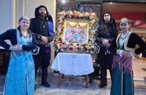 Στον εορτασμό της Ζωοδόχου Πηγής συμμετείχε η Ένωση Ποντίων Μάνδρας    Με ιδιαίτερη χαρά και συγκίνηση, η Ένωση Ποντίων  Φίλων Μάνδρας «Οι Διόσκουροι», συμμετείχε στον εορτασμό της Ζωοδόχου Πηγής στη Νέα Ζωή Μάνδρας.  Μέλη του Συλλόγου, ντυμένα με τις παραδοσιακές φορεσιές του Πόντου, συνόδευσαν την ιερή  εικόνα της Ζωοδόχου Πηγής, με τιμή και υπερηφάνεια.  «Θα θέλαμε να εκφράσουμε τις θερμές μας ευχαριστίες προς τον Ιερό Ναό Ζωοδόχου Πηγής και τον πατέρα Φιλάρετο για την πρόσκληση και την τιμή να συνοδεύσουμε την Ιερά Εικόνα, καθώς και για το ενθύμιο, την εικόνα της Ζωοδόχου Πηγής, που μας δώρισε.  Επίσης, ευχαριστούμε θερμά τον Πρόεδρο του Συλλόγου Εξωραϊσμού και Ανάπτυξης Νέας Ζωής Μάνδρας, Βασίλη Παπανικολάου, καθώς και όλα τα μέλη του Συλλόγου, για την άρτια διοργάνωση και την άψογη συνεργασία.  Τέτοιες στιγμές πίστης, ενότητας και παράδοσης ενισχύουν τους δεσμούς της τοπικής μας κοινωνίας και μας γεμίζουν ελπίδα», ανέφερε το σχετικό μήνυμα του Συλλόγου.