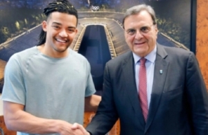 Καραλής: Επιβραβεύτηκε από την ΕΟΕ για το ασημένιο στο Παγκόσμιο