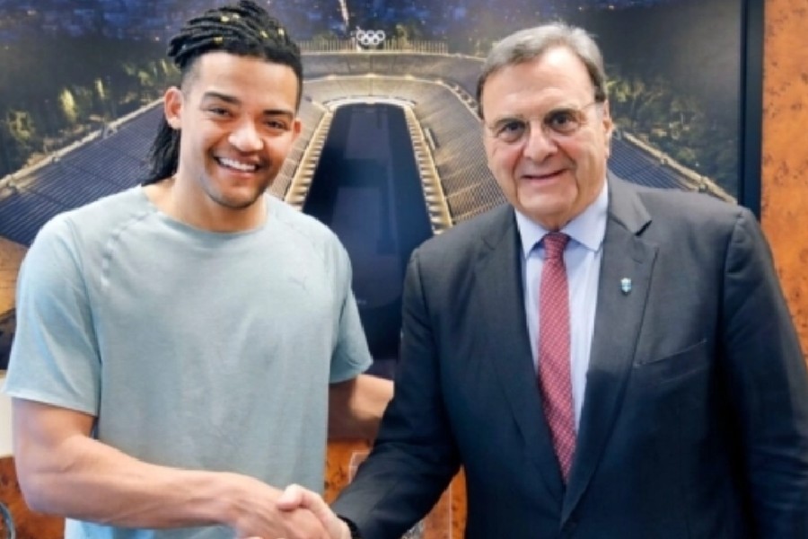 Καραλής: Επιβραβεύτηκε από την ΕΟΕ για το ασημένιο στο Παγκόσμιο