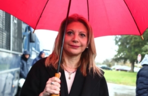 Καρυστιανού: «Αυτή τη δίκη – παρωδία να την κρατήσουν για τον εαυτό τους»