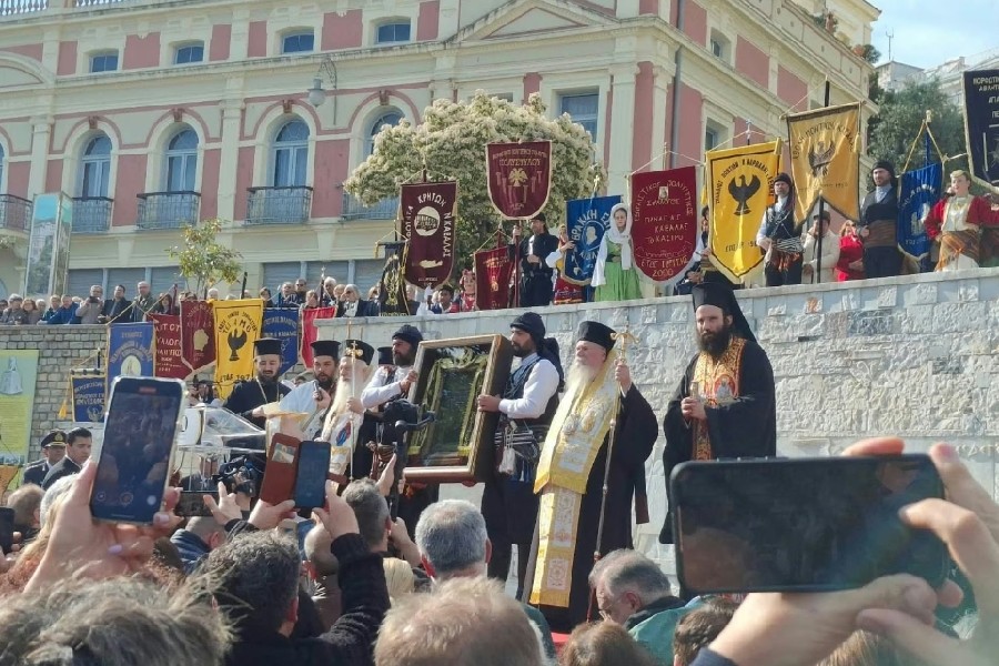 Πλήθος κόσμου υποδέχτηκε στην Καβάλα την εικόνα της Παναγίας Σουμελά