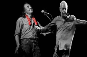 «Κανείς εδώ δεν τραγουδά»: Σαν σήμερα σίγησαν Νίκος Παπάζογλου και Δημήτρης Μητροπάνος