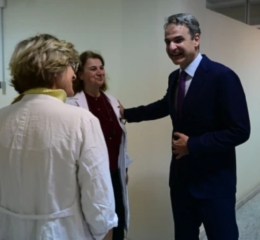 Επίσκεψη Μητσοτάκη στο νοσοκομείο «Μεταξά»: «Δαπανούμε δισ. ευρώ για να αναβαθμίσουμε τις υποδομές»