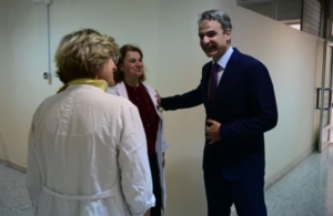 Επίσκεψη Μητσοτάκη στο νοσοκομείο «Μεταξά»: «Δαπανούμε δισ. ευρώ για να αναβαθμίσουμε τις υποδομές»