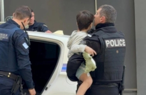 Συνελήφθη η μητέρα του 5χρονου που πετούσε αντικείμενα σε κεντρικό δρόμο στη Θεσσαλονίκη, από το μπαλκόνι 6ου ορόφου