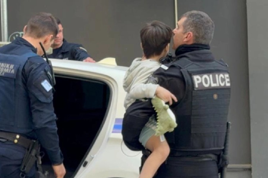 Συνελήφθη η μητέρα του 5χρονου που πετούσε αντικείμενα σε κεντρικό δρόμο στη Θεσσαλονίκη, από το μπαλκόνι 6ου ορόφου