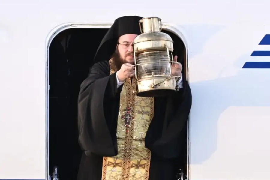 Άγιο Φως: Με ειδικές πτήσεις θα μεταφερθεί από την Αθήνα σε όλη την Ελλάδα – Δείτε τα δρομολόγια