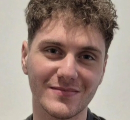 Υποτροφία σε μαθητή που για έξι χρόνια πήγαινε με καΐκι σχολείο από τον Κάλαμο στον Μύτικα: Να έχετε κουράγιο, επιμονή και υπομονή λέει στους νέους