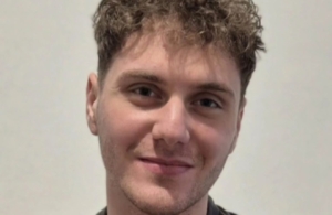 Υποτροφία σε μαθητή που για έξι χρόνια πήγαινε με καΐκι σχολείο από τον Κάλαμο στον Μύτικα: Να έχετε κουράγιο, επιμονή και υπομονή λέει στους νέους