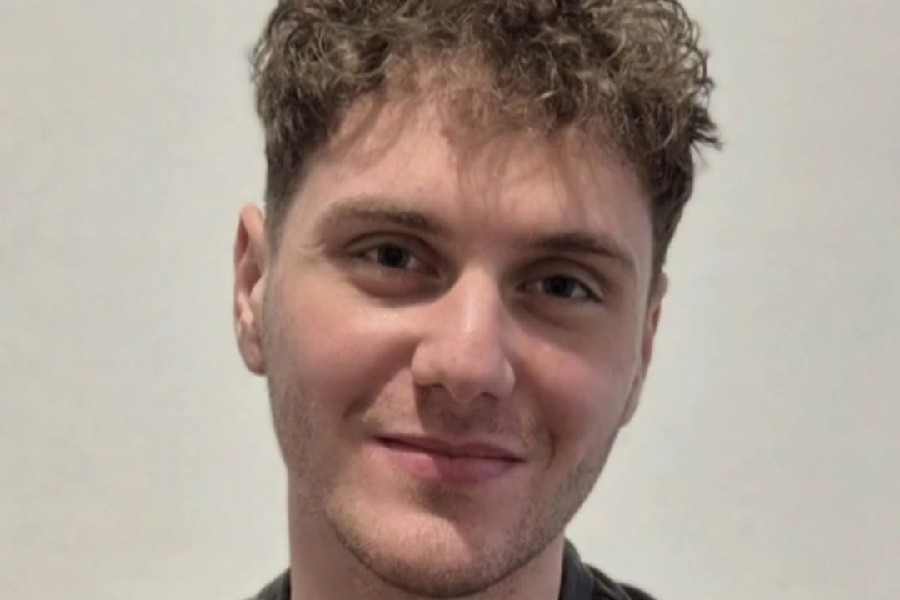 Υποτροφία σε μαθητή που για έξι χρόνια πήγαινε με καΐκι σχολείο από τον Κάλαμο στον Μύτικα: Να έχετε κουράγιο, επιμονή και υπομονή λέει στους νέους