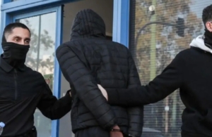 Λιοσίων: «Θέλει να ζητήσει συγγνώμη από τους γονείς της κοπέλας, έχει λευκό ποινικό μητρώο» λέει ο δικηγόρος του 16χρονου οδηγού της μηχανής που παρέσυρε την 16χρονη