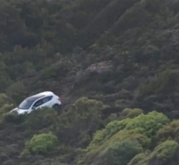 Ρόδος: Προσπάθησε να ρίξει αυτοκίνητο σε γκρεμό έχοντας μέσα την σύζυγο και το παιδί τους