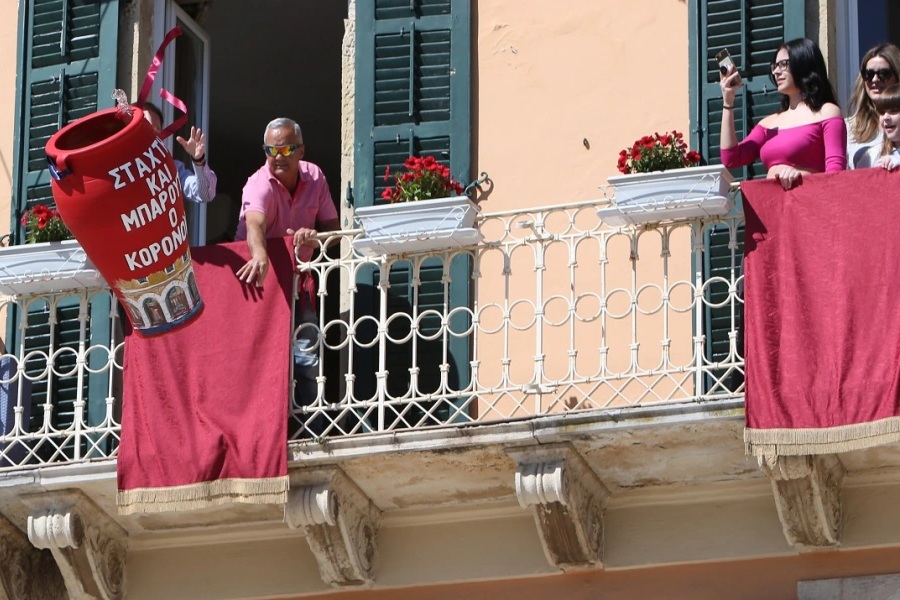 Πάσχα στην Ελλάδα: 15 έθιμα που αξίζει να ζήσεις από κοντά