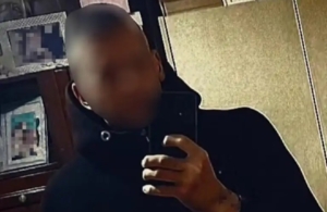 Νέα Φιλαδέλφεια: «Δεν ξέραμε ότι ήταν ΑΜΕΑ, όταν σου έρχεται μπουνιά αντιδράς» λέει η μητέρα του 25χρονου που έσπασε το σαγόνι 17χρονου