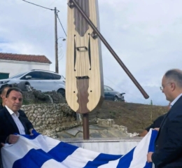 Μνημείο ποντιακής λύρας στα Θεοδόσια