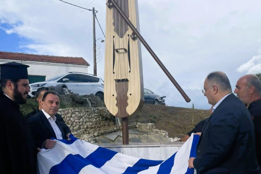 Μνημείο ποντιακής λύρας στα Θεοδόσια