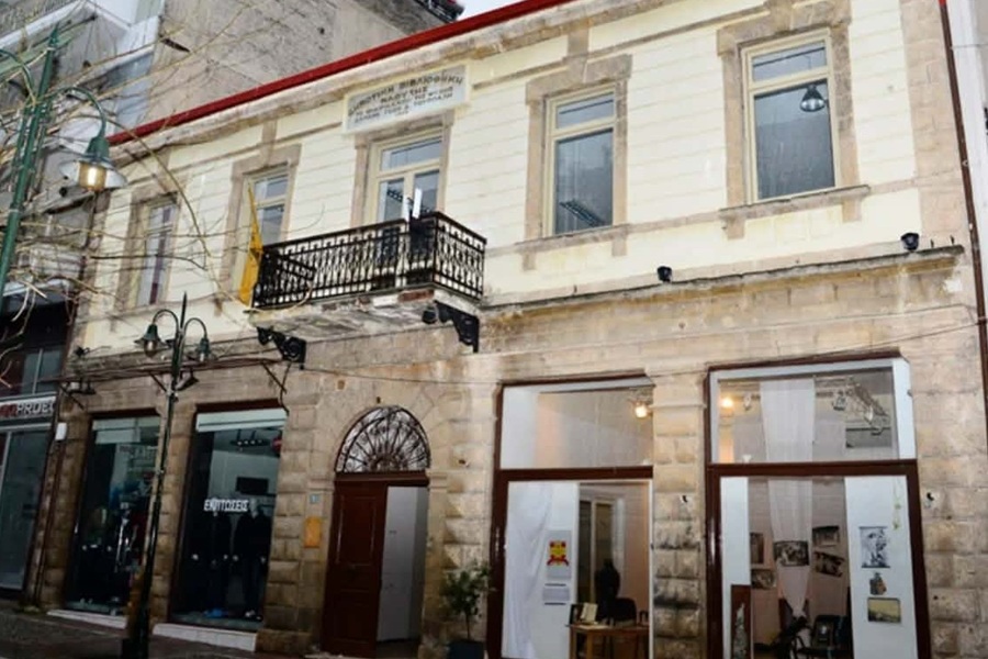 Από τον ξεριζωμό στη Νάουσα: Η βιβλιοθήκη των Ποντίων που σώθηκε πάνω σε υποζύγια και γίνεται μουσείο