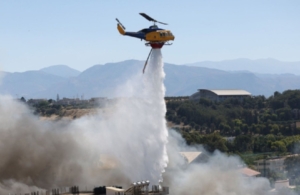 Φωτιά στο Ηράκλειο: Κάηκαν σπίτια και επιχειρήσεις – Ρίψεις από ελικόπτερο ανάμεσα σε σπίτια