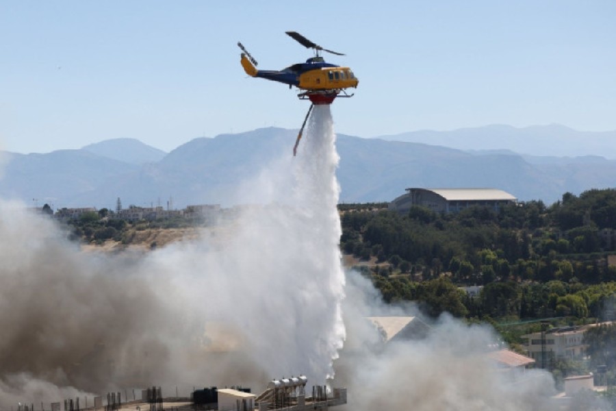 Φωτιά στο Ηράκλειο: Κάηκαν σπίτια και επιχειρήσεις – Ρίψεις από ελικόπτερο ανάμεσα σε σπίτια