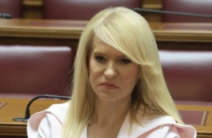 Άγρια κόντρα Θεοδώρας Τζάκρη και Στέφανου Κασσελάκη: «Παρίστανε τον Μεσσία και φτάσαμε στα σημερινά ξεφτιλίκια»
