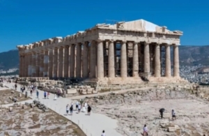 Μετά από 220 χρόνια συμπληρώνεται το δυτικό αέτωμα του Παρθενώνα – Βγήκαν οριστικά οι σκαλωσιές