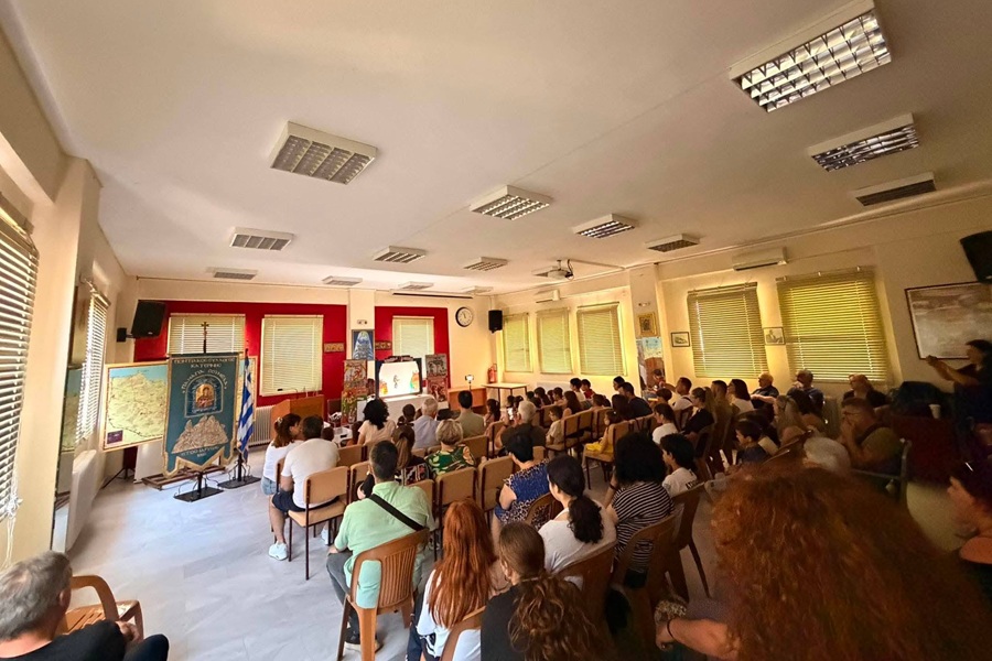 «Ο ξεριζωμός μέσα από το θέατρο σκιών»: Συγκίνηση προκάλεσε ο 11χρονος καραγκιοζοπαίχτης τιμώντας με το έργο του τη μνήμη της Γενοκτονίας